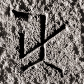 Schloss und Schlossgarten Schwetzingen - Schloss - Mittelbau - Von innen - Erdgeschoss, Nordseite - Besucherzentrum / ehemaliger Hochkeller - 1. Gurtbogen von Osten - Blick auf das 5. Steinmetzzeichen (von Süden und von unten aus gezählt) (Raum: Länge x Breite: ca. 16 x 6 Meter, Höhe (bis Schlussstein): ca. 3,5 Meter; 4 Joche, 3 Gurtbögen, 3 Kreuzrippengewölbe, ein Kreuzgratgewölbe im Osten; Nordwand: 2 Fenster, 2 vermauerte Öffnungen, Standerker: 1 kleines Fenster, Südwand: 3 Türen, Westwand: verschlossene Durchgangstür) (Mittelbau: Länge Westseite ca. 45 Meter, Breite Süd-/Nordseite ca. 38 Meter; Wiederaufbau / Erweiterung: 1698-1717; Architekt: Johann Adam Breunig) (aufgenommen im November 2025, am Nachmittag) Schloss und Schlossgarten Schwetzingen - Schloss - Mittelbau - Von innen - Erdgeschoss, Nordseite - Besucherzentrum / ehemaliger Hochkeller - 1. Gurtbogen von Osten - Blick auf das 5. Steinmetzzeichen (von Süden und von unten aus gezählt) (Raum: Länge x Breite: ca. 16 x 6 Meter, Höhe (bis Schlussstein): ca. 3,5 Meter; 4 Joche, 3 Gurtbögen, 3 Kreuzrippengewölbe, ein Kreuzgratgewölbe im Osten; Nordwand: 2 Fenster, 2 vermauerte Öffnungen, Standerker: 1 kleines Fenster, Südwand: 3 Türen, Westwand: verschlossene Durchgangstür) (Mittelbau: Länge Westseite ca. 45 Meter, Breite Süd-/Nordseite ca. 38 Meter; Wiederaufbau / Erweiterung: 1698-1717; Architekt: Johann Adam Breunig) (aufgenommen im November 2025, am Nachmittag)