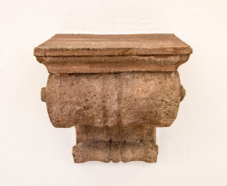 Schloss und Schlossgarten Schwetzingen - Schloss - Mittelbau - Von innen - Erdgeschoss, Nordseite - Besucherzentrum / ehemaliger Hochkeller - Sandsteinkonsole - Von Norden - Blick auf die südwestliche Sandsteinkonsole (Raum: Länge x Breite: ca. 16 x 6 Meter, Höhe (bis Schlussstein): ca. 3,5 Meter; 4 Joche, 3 Gurtbögen, 3 Kreuzrippengewölbe, ein Kreuzgratgewölbe im Osten; Nordwand: 2 Fenster, 2 vermauerte Öffnungen, Standerker: 1 kleines Fenster, Südwand: 3 Türen, Westwand: verschlossene Durchgangstür) (Mittelbau: Länge Westseite ca. 45 Meter, Breite Süd-/Nordseite ca. 38 Meter; Wiederaufbau / Erweiterung: 1698-1717; Architekt: Johann Adam Breunig) (aufgenommen im November 2025, am Nachmittag) Schloss und Schlossgarten Schwetzingen - Schloss - Mittelbau - Von innen - Erdgeschoss, Nordseite - Besucherzentrum / ehemaliger Hochkeller - Sandsteinkonsole - Von Norden - Blick auf die südwestliche Sandsteinkonsole (Raum: Länge x Breite: ca. 16 x 6 Meter, Höhe (bis Schlussstein): ca. 3,5 Meter; 4 Joche, 3 Gurtbögen, 3 Kreuzrippengewölbe, ein Kreuzgratgewölbe im Osten; Nordwand: 2 Fenster, 2 vermauerte Öffnungen, Standerker: 1 kleines Fenster, Südwand: 3 Türen, Westwand: verschlossene Durchgangstür) (Mittelbau: Länge Westseite ca. 45 Meter, Breite Süd-/Nordseite ca. 38 Meter; Wiederaufbau / Erweiterung: 1698-1717; Architekt: Johann Adam Breunig) (aufgenommen im November 2025, am Nachmittag)