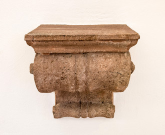 Schloss und Schlossgarten Schwetzingen - Schloss - Mittelbau - Von innen - Erdgeschoss, Nordseite - Besucherzentrum / ehemaliger Hochkeller - Sandsteinkonsole - Von Norden - Blick auf die südwestliche Sandsteinkonsole (Raum: Länge x Breite: ca. 16 x 6 Meter, Höhe (bis Schlussstein): ca. 3,5 Meter; 4 Joche, 3 Gurtbögen, 3 Kreuzrippengewölbe, ein Kreuzgratgewölbe im Osten; Nordwand: 2 Fenster, 2 vermauerte Öffnungen, Standerker: 1 kleines Fenster, Südwand: 3 Türen, Ostwand: verschlossene Durchgangstür) (Mittelbau: Länge Westseite ca. 45 Meter, Breite Süd-/Nordseite ca. 38 Meter; Wiederaufbau / Erweiterung: 1698-1717; Architekt: Johann Adam Breunig) (aufgenommen im November 2025, am Nachmittag) Schloss und Schlossgarten Schwetzingen - Schloss - Mittelbau - Von innen - Erdgeschoss, Nordseite - Besucherzentrum / ehemaliger Hochkeller - Sandsteinkonsole - Von Norden - Blick auf die südwestliche Sandsteinkonsole (Raum: Länge x Breite: ca. 16 x 6 Meter, Höhe (bis Schlussstein): ca. 3,5 Meter; 4 Joche, 3 Gurtbögen, 3 Kreuzrippengewölbe, ein Kreuzgratgewölbe im Osten; Nordwand: 2 Fenster, 2 vermauerte Öffnungen, Standerker: 1 kleines Fenster, Südwand: 3 Türen, Ostwand: verschlossene Durchgangstür) (Mittelbau: Länge Westseite ca. 45 Meter, Breite Süd-/Nordseite ca. 38 Meter; Wiederaufbau / Erweiterung: 1698-1717; Architekt: Johann Adam Breunig) (aufgenommen im November 2025, am Nachmittag)