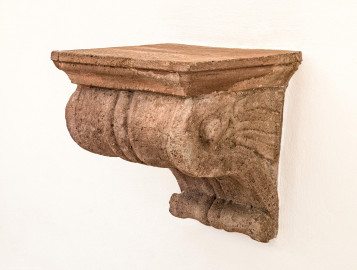 Schloss und Schlossgarten Schwetzingen - Schloss - Mittelbau - Von innen - Erdgeschoss, Nordseite - Besucherzentrum / ehemaliger Hochkeller - Sandsteinkonsole - Von Nordwest - Blick auf die südwestliche Sandsteinkonsole (Raum: Länge x Breite: ca. 16 x 6 Meter, Höhe (bis Schlussstein): ca. 3,5 Meter; 4 Joche, 3 Gurtbögen, 3 Kreuzrippengewölbe, ein Kreuzgratgewölbe im Osten; Nordwand: 2 Fenster, 2 vermauerte Öffnungen, Standerker: 1 kleines Fenster, Südwand: 3 Türen, Ostwand: verschlossene Durchgangstür) (Mittelbau: Länge Westseite ca. 45 Meter, Breite Süd-/Nordseite ca. 38 Meter; Wiederaufbau / Erweiterung: 1698-1717; Architekt: Johann Adam Breunig) (aufgenommen im November 2025, am Nachmittag) Schloss und Schlossgarten Schwetzingen - Schloss - Mittelbau - Von innen - Erdgeschoss, Nordseite - Besucherzentrum / ehemaliger Hochkeller - Sandsteinkonsole - Von Nordwest - Blick auf die südwestliche Sandsteinkonsole (Raum: Länge x Breite: ca. 16 x 6 Meter, Höhe (bis Schlussstein): ca. 3,5 Meter; 4 Joche, 3 Gurtbögen, 3 Kreuzrippengewölbe, ein Kreuzgratgewölbe im Osten; Nordwand: 2 Fenster, 2 vermauerte Öffnungen, Standerker: 1 kleines Fenster, Südwand: 3 Türen, Ostwand: verschlossene Durchgangstür) (Mittelbau: Länge Westseite ca. 45 Meter, Breite Süd-/Nordseite ca. 38 Meter; Wiederaufbau / Erweiterung: 1698-1717; Architekt: Johann Adam Breunig) (aufgenommen im November 2025, am Nachmittag)