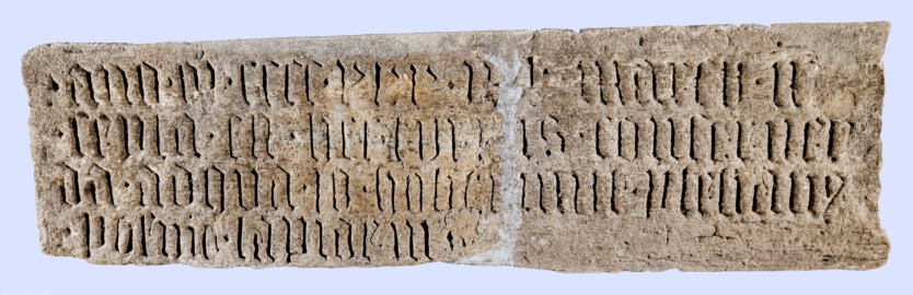 Schloss und Schlossgarten Schwetzingen - Depot - Bruchstück eines Epitaphs; Inschrift "Anno Domini ..." (Datierung: um 1436; Zugehörigkeit: unklar) (aufgenommen im November 2025, am späten Vormittag) Schloss und Schlossgarten Schwetzingen - Depot - Bruchstück eines Epitaphs; Inschrift "Anno Domini ..." (Datierung: um 1436; Zugehörigkeit: unklar) (aufgenommen im November 2025, am späten Vormittag)