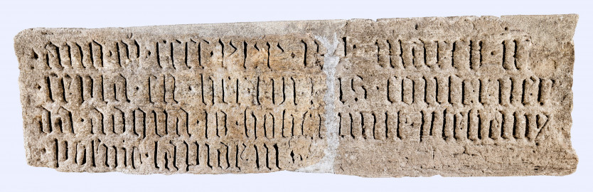 Schloss und Schlossgarten Schwetzingen - Depot - Bruchstück eines Epitaphs; Inschrift "Anno Domini ..." (Zugehörigkeit: unklar; Datierung: wohl Ende Mittelalter/Beginn Neuzeit) (aufgenommen im November 2025, am späten Vormittag) Schloss und Schlossgarten Schwetzingen - Depot - Bruchstück eines Epitaphs; Inschrift "Anno Domini ..." (Zugehörigkeit: unklar; Datierung: wohl Ende Mittelalter/Beginn Neuzeit) (aufgenommen im November 2025, am späten Vormittag)