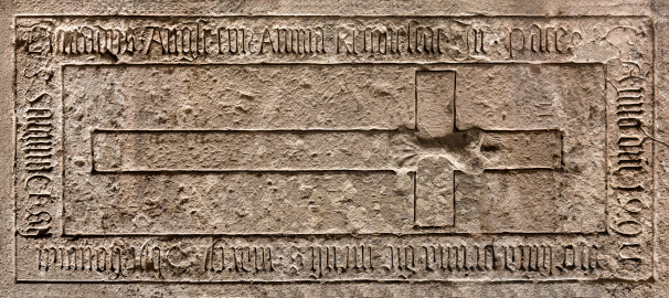 Schloss und Schlossgarten Schwetzingen - Depot - Grabplatte (Zugehörigkeit: unklar; Datierung: unklar) (aufgenommen im November 2025, um die Mittagszeit) Schloss und Schlossgarten Schwetzingen - Depot - Grabplatte (Zugehörigkeit: unklar; Datierung: unklar) (aufgenommen im November 2025, um die Mittagszeit)