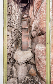 Schloss und Schlossgarten Schwetzingen - Schloss - Nordflügel, Nord-Süd-Teil - Schlosskapelle - Südostecke - Von Norden - Blick in die Wandöffnung in der südöstlichen Ecke; der Einblick zeigt einen Aspekt der Baugeschichte des Mittelsbaus und seiner Erweiterung 1698-1717; rechts die bossierten Quader der ehemaligen Ostseite des Mittelbaus, hinten mittig die Quader der Nordseite des Standerkers, links die Mauer zur Begradigung der Ostwand des Mittelbaus (Schlosskapelle: Länge ca. 14 Meter, Breite ca. 10 Meter, Höhe: bis unter das Dach, Achsen: 6, Eingang: Ostseite; Bauzeit: zwischen 1698 und 1715; Architekten: Johann Adam Breunig, Simon Sarto; Umbau innen im klassizistischen Stil: 1804-1806, Architekt: Friedrich Weinbrenner) (aufgenommen im November 2025, am Nachmittag) Schloss und Schlossgarten Schwetzingen - Schloss - Nordflügel, Nord-Süd-Teil - Schlosskapelle - Südostecke - Von Norden - Blick in die Wandöffnung in der südöstlichen Ecke; der Einblick zeigt einen Aspekt der Baugeschichte des Mittelsbaus und seiner Erweiterung 1698-1717; rechts die bossierten Quader der ehemaligen Ostseite des Mittelbaus, hinten mittig die Quader der Nordseite des Standerkers, links die Mauer zur Begradigung der Ostwand des Mittelbaus (Schlosskapelle: Länge ca. 14 Meter, Breite ca. 10 Meter, Höhe: bis unter das Dach, Achsen: 6, Eingang: Ostseite; Bauzeit: zwischen 1698 und 1715; Architekten: Johann Adam Breunig, Simon Sarto; Umbau innen im klassizistischen Stil: 1804-1806, Architekt: Friedrich Weinbrenner) (aufgenommen im November 2025, am Nachmittag)