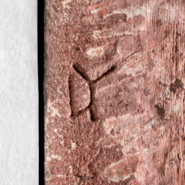 Schloss und Schlossgarten Schwetzingen - Schloss - Nordflügel, Nord-Süd-Teil - Schlosskapelle - Südostecke - Von Norden - Blick auf das Steinmetzzeichen an der linken Seite des obersten Quaders der Südwand (Schlosskapelle: Länge ca. 14 Meter, Breite ca. 10 Meter, Höhe: bis unter das Dach, Achsen: 6, Eingang: Ostseite; Bauzeit: zwischen 1698 und 1715; Architekten: Johann Adam Breunig, Simon Sarto; Umbau innen im klassizistischen Stil: 1804-1806, Architekt: Friedrich Weinbrenner) (aufgenommen im November 2025, am Nachmittag) Schloss und Schlossgarten Schwetzingen - Schloss - Nordflügel, Nord-Süd-Teil - Schlosskapelle - Südostecke - Von Norden - Blick auf das Steinmetzzeichen an der linken Seite des obersten Quaders der Südwand (Schlosskapelle: Länge ca. 14 Meter, Breite ca. 10 Meter, Höhe: bis unter das Dach, Achsen: 6, Eingang: Ostseite; Bauzeit: zwischen 1698 und 1715; Architekten: Johann Adam Breunig, Simon Sarto; Umbau innen im klassizistischen Stil: 1804-1806, Architekt: Friedrich Weinbrenner) (aufgenommen im November 2025, am Nachmittag)