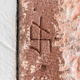 Schloss und Schlossgarten Schwetzingen - Schloss - Nordflügel, Nord-Süd-Teil - Schlosskapelle - Südostecke - Von Norden - Blick auf das Steinmetzzeichen an der linken Seite des zweitobersten Quaders der Südwand (Schlosskapelle: Länge ca. 14 Meter, Breite ca. 10 Meter, Höhe: bis unter das Dach, Achsen: 6, Eingang: Ostseite; Bauzeit: zwischen 1698 und 1715; Architekten: Johann Adam Breunig, Simon Sarto; Umbau innen im klassizistischen Stil: 1804-1806, Architekt: Friedrich Weinbrenner) (aufgenommen im November 2025, am Nachmittag) Schloss und Schlossgarten Schwetzingen - Schloss - Nordflügel, Nord-Süd-Teil - Schlosskapelle - Südostecke - Von Norden - Blick auf das Steinmetzzeichen an der linken Seite des zweitobersten Quaders der Südwand (Schlosskapelle: Länge ca. 14 Meter, Breite ca. 10 Meter, Höhe: bis unter das Dach, Achsen: 6, Eingang: Ostseite; Bauzeit: zwischen 1698 und 1715; Architekten: Johann Adam Breunig, Simon Sarto; Umbau innen im klassizistischen Stil: 1804-1806, Architekt: Friedrich Weinbrenner) (aufgenommen im November 2025, am Nachmittag)