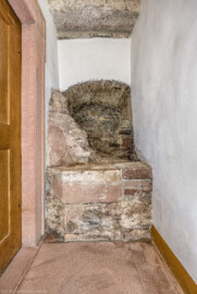 Schloss und Schlossgarten Schwetzingen - Schloss - Mittelbau - Von innen - Nördöstliches Treppenhaus - Untergeschoss / Tür zum Besucherzentrum - Von Westen - Blick auf Fragmente des ehemaligen achteckigen Treppenturms; links die Tür zum Besucherzentrum (Mittelbau: Länge Westseite ca. 45 Meter, Breite Süd-/Nordseite ca. 8 Meter; Wiederaufbau / Erweiterung: 1698-1717; Architekt: Johann Adam Breunig) (aufgenommen im November 2025, am frühen Nachmittag) Schloss und Schlossgarten Schwetzingen - Schloss - Mittelbau - Von innen - Nördöstliches Treppenhaus - Untergeschoss / Tür zum Besucherzentrum - Von Westen - Blick auf Fragmente des ehemaligen achteckigen Treppenturms; links die Tür zum Besucherzentrum (Mittelbau: Länge Westseite ca. 45 Meter, Breite Süd-/Nordseite ca. 8 Meter; Wiederaufbau / Erweiterung: 1698-1717; Architekt: Johann Adam Breunig) (aufgenommen im November 2025, am frühen Nachmittag)