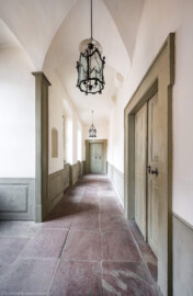 Schloss und Schlossgarten Schwetzingen - Schloss - Mittelbau - Von innen - Nördöstliches Treppenhaus, 2. Obergeschoss - Von Osten - Blick vom Ende der Treppe ins 2. Obergeschoss nach Westen in den Gang und auf Türen; die Tür in der Bildmitte führt in das Vorzimmer (Mittelbau: Länge Westseite ca. 45 Meter, Breite Süd-/Nordseite ca. 38 Meter; Wiederaufbau / Erweiterung: 1698-1717; Architekt: Johann Adam Breunig) (aufgenommen im November 2025, am Nachmittag) Schloss und Schlossgarten Schwetzingen - Schloss - Mittelbau - Von innen - Nördöstliches Treppenhaus, 2. Obergeschoss - Von Osten - Blick vom Ende der Treppe ins 2. Obergeschoss nach Westen in den Gang und auf Türen; die Tür in der Bildmitte führt in das Vorzimmer (Mittelbau: Länge Westseite ca. 45 Meter, Breite Süd-/Nordseite ca. 38 Meter; Wiederaufbau / Erweiterung: 1698-1717; Architekt: Johann Adam Breunig) (aufgenommen im November 2025, am Nachmittag)