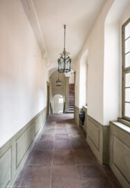 Schloss und Schlossgarten Schwetzingen - Schloss - Mittelbau - Von innen - Nördöstliches Treppenhaus, 2. Obergeschoss - Von Westen - Blick von der Tür zum Vorzimmer nach Osten in den Gang; rechts der Bildmitte die Treppe zum 3. Obergeschoss (Mittelbau: Länge Westseite ca. 45 Meter, Breite Süd-/Nordseite ca. 38 Meter; Wiederaufbau / Erweiterung: 1698-1717; Architekt: Johann Adam Breunig) (aufgenommen im November 2025, am Nachmittag) Schloss und Schlossgarten Schwetzingen - Schloss - Mittelbau - Von innen - Nördöstliches Treppenhaus, 2. Obergeschoss - Von Westen - Blick von der Tür zum Vorzimmer nach Osten in den Gang; rechts der Bildmitte die Treppe zum 3. Obergeschoss (Mittelbau: Länge Westseite ca. 45 Meter, Breite Süd-/Nordseite ca. 38 Meter; Wiederaufbau / Erweiterung: 1698-1717; Architekt: Johann Adam Breunig) (aufgenommen im November 2025, am Nachmittag)