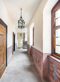 Schloss und Schlossgarten Schwetzingen - Schloss - Mittelbau - Von innen - Nördöstliches Treppenhaus, 3. Obergeschoss - Von Westen - Blick von der Tür am Ende des Gangs nach Osten; links der Bildmitte die Treppe zum Dachstuhl (Mittelbau: Länge Westseite ca. 45 Meter, Breite Süd-/Nordseite ca. 38 Meter; Wiederaufbau / Erweiterung: 1698-1717; Architekt: Johann Adam Breunig) (aufgenommen im November 2025, am Nachmittag) Schloss und Schlossgarten Schwetzingen - Schloss - Mittelbau - Von innen - Nördöstliches Treppenhaus, 3. Obergeschoss - Von Westen - Blick von der Tür am Ende des Gangs nach Osten; links der Bildmitte die Treppe zum Dachstuhl (Mittelbau: Länge Westseite ca. 45 Meter, Breite Süd-/Nordseite ca. 38 Meter; Wiederaufbau / Erweiterung: 1698-1717; Architekt: Johann Adam Breunig) (aufgenommen im November 2025, am Nachmittag)