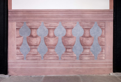 Schloss und Schlossgarten Schwetzingen - Schloss - Mittelbau - Von innen - Nördöstliches Treppenhaus - 3. Obergeschoss - Gang - Von Süden - Blick auf eine illusionistische Malerei (eine Scheinarchitektur) einer Balustrade zwischen den beiden Türen der Nordseite (Mittelbau: Länge Westseite ca. 45 Meter, Breite Süd-/Nordseite ca. 8 Meter; Wiederaufbau / Erweiterung: 1698-1717; Architekt: Johann Adam Breunig) (aufgenommen im November 2025, am Nachmittag) Schloss und Schlossgarten Schwetzingen - Schloss - Mittelbau - Von innen - Nördöstliches Treppenhaus - 3. Obergeschoss - Gang - Von Süden - Blick auf eine illusionistische Malerei (eine Scheinarchitektur) einer Balustrade zwischen den beiden Türen der Nordseite (Mittelbau: Länge Westseite ca. 45 Meter, Breite Süd-/Nordseite ca. 8 Meter; Wiederaufbau / Erweiterung: 1698-1717; Architekt: Johann Adam Breunig) (aufgenommen im November 2025, am Nachmittag)