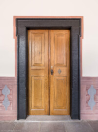 Schloss und Schlossgarten Schwetzingen - Schloss - Mittelbau - Von innen - Nördöstliches Treppenhaus - 3. Obergeschoss - Von Süden - Blick vom Gang im 3. Obergeschoss auf die Tür in den Raum 248 (der Raum oberhalb des ersten Vorzimmers im 1. Obergeschoss) (Mittelbau: Länge Westseite ca. 45 Meter, Breite Süd-/Nordseite ca. 8 Meter; Wiederaufbau / Erweiterung: 1698-1717; Architekt: Johann Adam Breunig) (aufgenommen im November 2025, am Nachmittag) Schloss und Schlossgarten Schwetzingen - Schloss - Mittelbau - Von innen - Nördöstliches Treppenhaus - 3. Obergeschoss - Von Süden - Blick vom Gang im 3. Obergeschoss auf die Tür in den Raum 248 (der Raum oberhalb des ersten Vorzimmers im 1. Obergeschoss) (Mittelbau: Länge Westseite ca. 45 Meter, Breite Süd-/Nordseite ca. 8 Meter; Wiederaufbau / Erweiterung: 1698-1717; Architekt: Johann Adam Breunig) (aufgenommen im November 2025, am Nachmittag)