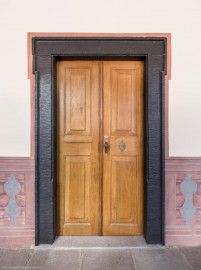 Schloss und Schlossgarten Schwetzingen - Schloss - Mittelbau - Von innen - Nördöstliches Treppenhaus - 3. Obergeschoss - Von Süden - Blick vom Gang im 3. Obergeschoss auf die Tür in den Raum 248 (der Raum oberhalb des ersten Vorzimmers im 1. Obergeschoss) (Mittelbau: Länge Westseite ca. 45 Meter, Breite Süd-/Nordseite ca. 8 Meter; Wiederaufbau / Erweiterung: 1698-1717; Architekt: Johann Adam Breunig) (aufgenommen im November 2025, am Nachmittag) Schloss und Schlossgarten Schwetzingen - Schloss - Mittelbau - Von innen - Nördöstliches Treppenhaus - 3. Obergeschoss - Von Süden - Blick vom Gang im 3. Obergeschoss auf die Tür in den Raum 248 (der Raum oberhalb des ersten Vorzimmers im 1. Obergeschoss) (Mittelbau: Länge Westseite ca. 45 Meter, Breite Süd-/Nordseite ca. 8 Meter; Wiederaufbau / Erweiterung: 1698-1717; Architekt: Johann Adam Breunig) (aufgenommen im November 2025, am Nachmittag)