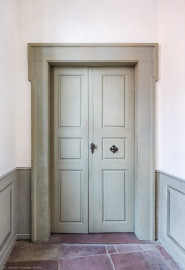 Schloss und Schlossgarten Schwetzingen - Schloss - Mittelbau - Von innen - Nördöstliches Treppenhaus - 2. Obergeschoss - Von Osten - Blick vom Gang im 2. Obergeschoss auf die Tür in das Vorzimmer (Mittelbau: Länge Westseite ca. 45 Meter, Breite Süd-/Nordseite ca. 8 Meter; Wiederaufbau / Erweiterung: 1698-1717; Architekt: Johann Adam Breunig) (aufgenommen im November 2025, am Nachmittag) Schloss und Schlossgarten Schwetzingen - Schloss - Mittelbau - Von innen - Nördöstliches Treppenhaus - 2. Obergeschoss - Von Osten - Blick vom Gang im 2. Obergeschoss auf die Tür in das Vorzimmer (Mittelbau: Länge Westseite ca. 45 Meter, Breite Süd-/Nordseite ca. 8 Meter; Wiederaufbau / Erweiterung: 1698-1717; Architekt: Johann Adam Breunig) (aufgenommen im November 2025, am Nachmittag)