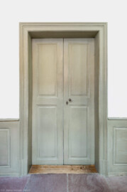 Schloss und Schlossgarten Schwetzingen - Schloss - Mittelbau - Von innen - Nördöstliches Treppenhaus - 1. Obergeschoss - Von Süden - Blick vom Gang im 1. Obergeschoss auf die Tür in das erste Vorzimmer (Mittelbau: Länge Westseite ca. 45 Meter, Breite Süd-/Nordseite ca. 8 Meter; Wiederaufbau / Erweiterung: 1698-1717; Architekt: Johann Adam Breunig) (aufgenommen im November 2025, am Nachmittag) Schloss und Schlossgarten Schwetzingen - Schloss - Mittelbau - Von innen - Nördöstliches Treppenhaus - 1. Obergeschoss - Von Süden - Blick vom Gang im 1. Obergeschoss auf die Tür in das erste Vorzimmer (Mittelbau: Länge Westseite ca. 45 Meter, Breite Süd-/Nordseite ca. 8 Meter; Wiederaufbau / Erweiterung: 1698-1717; Architekt: Johann Adam Breunig) (aufgenommen im November 2025, am Nachmittag)