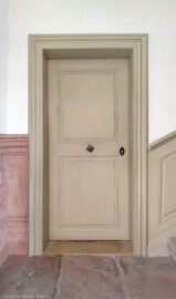 Schloss und Schlossgarten Schwetzingen - Schloss - Mittelbau - Von innen - Nördöstliches Treppenhaus - Erdgeschoss - Von Süden - Blick auf die Tür nach unten zum Besucherraum bzw. nach oben in das 1. Obergeschoss (Mittelbau: Länge Westseite ca. 45 Meter, Breite Süd-/Nordseite ca. 8 Meter; Wiederaufbau / Erweiterung: 1698-1717; Architekt: Johann Adam Breunig) (aufgenommen im November 2025, am Nachmittag) Schloss und Schlossgarten Schwetzingen - Schloss - Mittelbau - Von innen - Nördöstliches Treppenhaus - Erdgeschoss - Von Süden - Blick auf die Tür nach unten zum Besucherraum bzw. nach oben in das 1. Obergeschoss (Mittelbau: Länge Westseite ca. 45 Meter, Breite Süd-/Nordseite ca. 8 Meter; Wiederaufbau / Erweiterung: 1698-1717; Architekt: Johann Adam Breunig) (aufgenommen im November 2025, am Nachmittag)