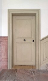 Schloss und Schlossgarten Schwetzingen - Schloss - Mittelbau - Von innen - Nördöstliches Treppenhaus - Erdgeschoss - Von Süden - Blick auf die Tür nach unten zum Besucherraum bzw. nach oben in das 1. Obergeschoss (Mittelbau: Länge Westseite ca. 45 Meter, Breite Süd-/Nordseite ca. 8 Meter; Wiederaufbau / Erweiterung: 1698-1717; Architekt: Johann Adam Breunig) (aufgenommen im November 2025, am Nachmittag) Schloss und Schlossgarten Schwetzingen - Schloss - Mittelbau - Von innen - Nördöstliches Treppenhaus - Erdgeschoss - Von Süden - Blick auf die Tür nach unten zum Besucherraum bzw. nach oben in das 1. Obergeschoss (Mittelbau: Länge Westseite ca. 45 Meter, Breite Süd-/Nordseite ca. 8 Meter; Wiederaufbau / Erweiterung: 1698-1717; Architekt: Johann Adam Breunig) (aufgenommen im November 2025, am Nachmittag)