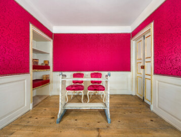 Schloss und Schlossgarten Schwetzingen - Schloss - Nordflügel, Nord-Süd-Teil - Schlosskapelle - Hofloge - Von Norden - Blick in die Hofloge des Kurfürstenpaars Carl Theodor (1724-1799, reg. 1742-1799) und Elisabeth Auguste (1721-1794) sowie auf einen Betstuhl und Stühle (Schlosskapelle: Länge ca. 14 Meter, Breite ca. 10 Meter, Höhe: bis unter das Dach, Achsen: 6, Eingang: Ostseite; Bauzeit: zwischen 1698 und 1715; Architekten: Johann Adam Breunig, Simon Sarto; Umbau innen im klassizistischen Stil: 1804-1806, Architekt: Friedrich Weinbrenner) (aufgenommen im Dezember 2025, am späten Vormittag) Schloss und Schlossgarten Schwetzingen - Schloss - Nordflügel, Nord-Süd-Teil - Schlosskapelle - Hofloge - Von Norden - Blick in die Hofloge des Kurfürstenpaars Carl Theodor (1724-1799, reg. 1742-1799) und Elisabeth Auguste (1721-1794) sowie auf einen Betstuhl und Stühle (Schlosskapelle: Länge ca. 14 Meter, Breite ca. 10 Meter, Höhe: bis unter das Dach, Achsen: 6, Eingang: Ostseite; Bauzeit: zwischen 1698 und 1715; Architekten: Johann Adam Breunig, Simon Sarto; Umbau innen im klassizistischen Stil: 1804-1806, Architekt: Friedrich Weinbrenner) (aufgenommen im Dezember 2025, am späten Vormittag)