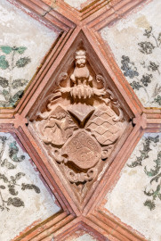 Schloss und Schlossgarten Schwetzingen - Schloss - Mittelbau - Von innen - 1. Obergeschoss - Appartment des Kurfürsten - Lakaienschlafzimmer - Von Unten - Blick nach oben auf den Schlussstein mit dreiteiligem pfälzischen Wappen im Kreuzrippengewölbe des spätgotischen Turmzimmers (Zimmer: im Zustand 1521, Teil des Standerkers, Gewölbe mit vegetabiler Malerei, Wände mit Resten von farbiger Renaissancemalerei, Trennwand aus Holz mit Lunettenfenstern zum ersten Vorzimmer) (aufgenommen im Dezember 2025, am frühen Nachmittag) Schloss und Schlossgarten Schwetzingen - Schloss - Mittelbau - Von innen - 1. Obergeschoss - Appartment des Kurfürsten - Lakaienschlafzimmer - Von Unten - Blick nach oben auf den Schlussstein mit dreiteiligem pfälzischen Wappen im Kreuzrippengewölbe des spätgotischen Turmzimmers (Zimmer: im Zustand 1521, Teil des Standerkers, Gewölbe mit vegetabiler Malerei, Wände mit Resten von farbiger Renaissancemalerei, Trennwand aus Holz mit Lunettenfenstern zum ersten Vorzimmer) (aufgenommen im Dezember 2025, am frühen Nachmittag)