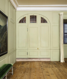 Schloss und Schlossgarten Schwetzingen - Schloss - Mittelbau - Von innen - 1. Obergeschoss - Appartment des Kurfürsten - Erstes Vorzimmer - Ostwand - Blick auf die hölzerne Trennwand (mit mittiger Tür und Lunettenfenstern oben) zum Lakaienschlafzimmer / zum spätgotischen Turmzimmer (aufgenommen im Dezember 2025, am späten Vormittag) Schloss und Schlossgarten Schwetzingen - Schloss - Mittelbau - Von innen - 1. Obergeschoss - Appartment des Kurfürsten - Erstes Vorzimmer - Ostwand - Blick auf die hölzerne Trennwand (mit mittiger Tür und Lunettenfenstern oben) zum Lakaienschlafzimmer / zum spätgotischen Turmzimmer (aufgenommen im Dezember 2025, am späten Vormittag)