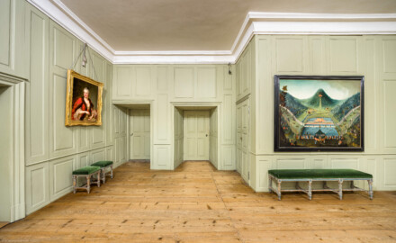 Schloss und Schlossgarten Schwetzingen - Schloss - Mittelbau - Von innen - 1. Obergeschoss - Appartment des Kurfürsten - Erstes Vorzimmer - Von Süden - Blick nach Norden in das erste Vorzimmer; die Tür ganz links führt in das zweite Vorzimmer, die Tür rechts davon führt auf den Gang der Empore der Schlosskapelle, die beiden Türen rechts davon führen in die Hofloge; das Gemälde links zeigt Elisabeth Auguste von Pfalz-Sulzbach (1721-1794; Maler: Heinrich Carl Brandt (1724-1787); Datierung: um 1767), das Gemälde rechts zeigt eine sog. "eingestellte Jagd" unter Kurfürst Karl III. Philipp (1661-1742, reg. 1716-1742; Maler und Datierung: unbekannt) (aufgenommen im Dezember 2025, um die Mittagszeit) Schloss und Schlossgarten Schwetzingen - Schloss - Mittelbau - Von innen - 1. Obergeschoss - Appartment des Kurfürsten - Erstes Vorzimmer - Von Süden - Blick nach Norden in das erste Vorzimmer; die Tür ganz links führt in das zweite Vorzimmer, die Tür rechts davon führt auf den Gang der Empore der Schlosskapelle, die beiden Türen rechts davon führen in die Hofloge; das Gemälde links zeigt Elisabeth Auguste von Pfalz-Sulzbach (1721-1794; Maler: Heinrich Carl Brandt (1724-1787); Datierung: um 1767), das Gemälde rechts zeigt eine sog. "eingestellte Jagd" unter Kurfürst Karl III. Philipp (1661-1742, reg. 1716-1742; Maler und Datierung: unbekannt) (aufgenommen im Dezember 2025, um die Mittagszeit)