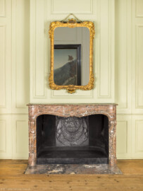 Schloss und Schlossgarten Schwetzingen - Schloss - Mittelbau - Von innen - 1. Obergeschoss - Appartment des Kurfürsten - Erstes Vorzimmer - Südwand - Blick auf den Spiegel und Kamin mit dem kurpfälzischen Prunkwappen von 1773 auf der Kaminplatte (aufgenommen im Dezember 2025, um die Mittagszeit) Schloss und Schlossgarten Schwetzingen - Schloss - Mittelbau - Von innen - 1. Obergeschoss - Appartment des Kurfürsten - Erstes Vorzimmer - Südwand - Blick auf den Spiegel und Kamin mit dem kurpfälzischen Prunkwappen von 1773 auf der Kaminplatte (aufgenommen im Dezember 2025, um die Mittagszeit)