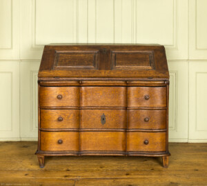 Schloss und Schlossgarten Schwetzingen - Schloss - Mittelbau - Von innen - 1. Obergeschoss - Appartment des Kurfürsten - Erstes Vorzimmer - Südwand - Blick auf einen Sekretär (aufgenommen im Dezember 2025, am frühen Nachmittag) Schloss und Schlossgarten Schwetzingen - Schloss - Mittelbau - Von innen - 1. Obergeschoss - Appartment des Kurfürsten - Erstes Vorzimmer - Südwand - Blick auf einen Sekretär (aufgenommen im Dezember 2025, am frühen Nachmittag)