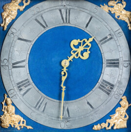 Schloss und Schlossgarten Schwetzingen - Schloss - Mittelbau - Von innen - 1. Obergeschoss - Appartment des Kurfürsten - Erstes Vorzimmer - Südwand - Zifferblatt der Standuhr (aufgenommen im Dezember 2025, am frühen Nachmittag) Schloss und Schlossgarten Schwetzingen - Schloss - Mittelbau - Von innen - 1. Obergeschoss - Appartment des Kurfürsten - Erstes Vorzimmer - Südwand - Zifferblatt der Standuhr (aufgenommen im Dezember 2025, am frühen Nachmittag)