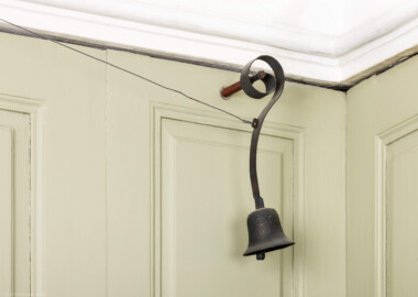 Schloss und Schlossgarten Schwetzingen - Schloss - Mittelbau - Von innen - 1. Obergeschoss - Appartment des Kurfürsten - Erstes Vorzimmer - Nordwand - Blick auf die Glocke der Klingelanlage für den Kurfürsten zum Rufen des diensthabenden Lakaien (aufgenommen im Dezember 2025, am frühen Nachmittag) Schloss und Schlossgarten Schwetzingen - Schloss - Mittelbau - Von innen - 1. Obergeschoss - Appartment des Kurfürsten - Erstes Vorzimmer - Nordwand - Blick auf die Glocke der Klingelanlage für den Kurfürsten zum Rufen des diensthabenden Lakaien (aufgenommen im Dezember 2025, am frühen Nachmittag)