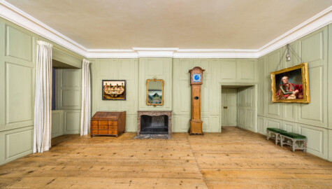 Schloss und Schlossgarten Schwetzingen - Schloss - Mittelbau - Von innen - 1. Obergeschoss - Appartment des Kurfürsten - Erstes Vorzimmer - Von Norden - Blick nach Süden in das erste Vorzimmer; die Tür rechts führt in das nordöstliche Treppenhaus; links ein Jagdgemälde (eine sog. "eingestellte Jagd"; Maler und Datierung: unbekannt), rechts ein Porträt von Kurfürst Carl Theodor (1724-1799, reg. 1742-1799; Maler: Heinrich Carl Brandt (1724-1787); Datierung: um 1767); mittig ein Kamin mit dem kurpfälzischen Prunkwappen von 1773 auf der Kaminplatte, darüber ein Spiegel, links davon ein Sekretär, rechts davon eine Standuhr (aufgenommen im Dezember 2025, am Nachmittag) Schloss und Schlossgarten Schwetzingen - Schloss - Mittelbau - Von innen - 1. Obergeschoss - Appartment des Kurfürsten - Erstes Vorzimmer - Von Norden - Blick nach Süden in das erste Vorzimmer; die Tür rechts führt in das nordöstliche Treppenhaus; links ein Jagdgemälde (eine sog. "eingestellte Jagd"; Maler und Datierung: unbekannt), rechts ein Porträt von Kurfürst Carl Theodor (1724-1799, reg. 1742-1799; Maler: Heinrich Carl Brandt (1724-1787); Datierung: um 1767); mittig ein Kamin mit dem kurpfälzischen Prunkwappen von 1773 auf der Kaminplatte, darüber ein Spiegel, links davon ein Sekretär, rechts davon eine Standuhr (aufgenommen im Dezember 2025, am Nachmittag)