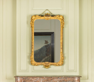 Schloss und Schlossgarten Schwetzingen - Schloss - Mittelbau - Von innen - 1. Obergeschoss - Appartment des Kurfürsten - Erstes Vorzimmer - Südwand - Blick auf den Spiegel (aufgenommen im Dezember 2025, um die Mittagszeit) Schloss und Schlossgarten Schwetzingen - Schloss - Mittelbau - Von innen - 1. Obergeschoss - Appartment des Kurfürsten - Erstes Vorzimmer - Südwand - Blick auf den Spiegel (aufgenommen im Dezember 2025, um die Mittagszeit)