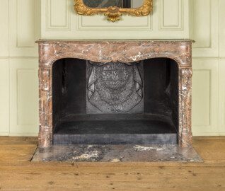 Schloss und Schlossgarten Schwetzingen - Schloss - Mittelbau - Von innen - 1. Obergeschoss - Appartment des Kurfürsten - Erstes Vorzimmer - Südwand - Blick auf den Kamin mit dem kurpfälzischen Prunkwappen von 1773 auf der Kaminplatte (aufgenommen im Dezember 2025, um die Mittagszeit) Schloss und Schlossgarten Schwetzingen - Schloss - Mittelbau - Von innen - 1. Obergeschoss - Appartment des Kurfürsten - Erstes Vorzimmer - Südwand - Blick auf den Kamin mit dem kurpfälzischen Prunkwappen von 1773 auf der Kaminplatte (aufgenommen im Dezember 2025, um die Mittagszeit)