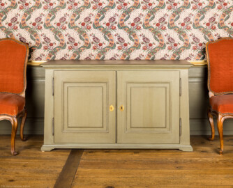 Schloss und Schlossgarten Schwetzingen - Schloss - Mittelbau - Von innen - 1. Obergeschoss - Appartment des Kurfürsten - Zweites Vorzimmer - Südwand - Blick auf einen Halbschrank (Tanne, gefasst, pfälzisch, um 1750), umgeben von zwei Stühlen (Nußbaum, geschnitzt, Straßburg, um 1750) (aufgenommen im Dezember 2025, um die Mittagszeit) Schloss und Schlossgarten Schwetzingen - Schloss - Mittelbau - Von innen - 1. Obergeschoss - Appartment des Kurfürsten - Zweites Vorzimmer - Südwand - Blick auf einen Halbschrank (Tanne, gefasst, pfälzisch, um 1750), umgeben von zwei Stühlen (Nußbaum, geschnitzt, Straßburg, um 1750) (aufgenommen im Dezember 2025, um die Mittagszeit)