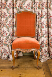 Schloss und Schlossgarten Schwetzingen - Schloss - Mittelbau - Von innen - 1. Obergeschoss - Appartment des Kurfürsten - Zweites Vorzimmer - Nordwand - Blick auf einen Stuhl (Nußbaum, geschnitzt, Straßburg, um 1750) (aufgenommen im Dezember 2025, am frühen Nachmittag) Schloss und Schlossgarten Schwetzingen - Schloss - Mittelbau - Von innen - 1. Obergeschoss - Appartment des Kurfürsten - Zweites Vorzimmer - Nordwand - Blick auf einen Stuhl (Nußbaum, geschnitzt, Straßburg, um 1750) (aufgenommen im Dezember 2025, am frühen Nachmittag)