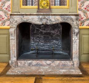 Schloss und Schlossgarten Schwetzingen - Schloss - Mittelbau - Von innen - 1. Obergeschoss - Appartment des Kurfürsten - Zweites Vorzimmer - Südwand - Blick auf den Kamin, das Kaminbesteck und die Kaminplatte (aufgenommen im Dezember 2025, am frühen Nachmittag) Schloss und Schlossgarten Schwetzingen - Schloss - Mittelbau - Von innen - 1. Obergeschoss - Appartment des Kurfürsten - Zweites Vorzimmer - Südwand - Blick auf den Kamin, das Kaminbesteck und die Kaminplatte (aufgenommen im Dezember 2025, am frühen Nachmittag)