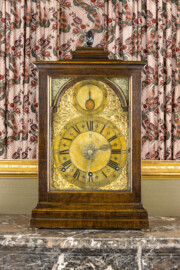 Schloss und Schlossgarten Schwetzingen - Schloss - Mittelbau - Von innen - 1. Obergeschoss - Appartment des Kurfürsten - Zweites Vorzimmer - Südwand - Kaminuhr des Hofuhrmachers Martin Krapp (um 1700-1768) aus Mannheim (aufgenommen im Dezember 2025, am Nachmittag) Schloss und Schlossgarten Schwetzingen - Schloss - Mittelbau - Von innen - 1. Obergeschoss - Appartment des Kurfürsten - Zweites Vorzimmer - Südwand - Kaminuhr des Hofuhrmachers Martin Krapp (um 1700-1768) aus Mannheim (aufgenommen im Dezember 2025, am Nachmittag)