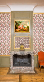 Schloss und Schlossgarten Schwetzingen - Schloss - Mittelbau - Von innen - 1. Obergeschoss - Appartment des Kurfürsten - Zweites Vorzimmer - Südwand - Blick auf einen Ausschnitt der Südwand mit dem Kamin, der Kaminuhr (Uhrmacher: Martin Krapp (um 1700-1768) aus Mannheim) und dem Gemälde "Putti in einer Waldlandschaft" (Maler: Franz Anton Leitenstorffer (1721-1795); Datierung: unbekannt) (aufgenommen im Dezember 2025, am Nachmittag) Schloss und Schlossgarten Schwetzingen - Schloss - Mittelbau - Von innen - 1. Obergeschoss - Appartment des Kurfürsten - Zweites Vorzimmer - Südwand - Blick auf einen Ausschnitt der Südwand mit dem Kamin, der Kaminuhr (Uhrmacher: Martin Krapp (um 1700-1768) aus Mannheim) und dem Gemälde "Putti in einer Waldlandschaft" (Maler: Franz Anton Leitenstorffer (1721-1795); Datierung: unbekannt) (aufgenommen im Dezember 2025, am Nachmittag)