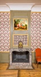 Schloss und Schlossgarten Schwetzingen - Schloss - Mittelbau - Von innen - 1. Obergeschoss - Appartment des Kurfürsten - Zweites Vorzimmer - Südwand - Blick auf einen Ausschnitt der Südwand mit dem Kamin, der Kaminuhr (Uhrmacher: Martin Krapp (um 1700-1768) aus Mannheim) und dem Gemälde "Putti in einer Waldlandschaft" (Maler: Franz Anton Leitenstorffer (1721-1795); Datierung: unbekannt) (aufgenommen im Dezember 2025, am Nachmittag)