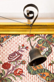 Schloss und Schlossgarten Schwetzingen - Schloss - Mittelbau - Von innen - 1. Obergeschoss - Appartment des Kurfürsten - Zweites Vorzimmer - Nordostecke, oben - Blick auf die Glocke der Klingelanlage für den Kurfürsten zum Rufen des diensthabenden Lakaien (aufgenommen im Dezember 2025, am Nachmittag) Schloss und Schlossgarten Schwetzingen - Schloss - Mittelbau - Von innen - 1. Obergeschoss - Appartment des Kurfürsten - Zweites Vorzimmer - Nordostecke, oben - Blick auf die Glocke der Klingelanlage für den Kurfürsten zum Rufen des diensthabenden Lakaien (aufgenommen im Dezember 2025, am Nachmittag)