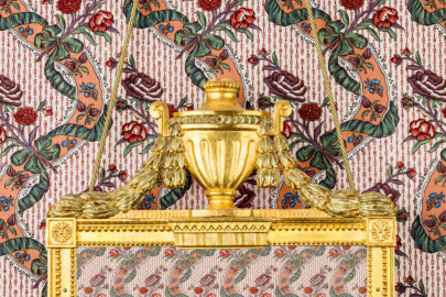 Schloss und Schlossgarten Schwetzingen - Schloss - Mittelbau - Von innen - 1. Obergeschoss - Appartment des Kurfürsten - Zweites Vorzimmer - Westwand, südlich der Tür - Blick auf die Bekrönung des Spiegels (Spiegel aus Weichholz, Mannheim, geschnitzt und vergoldet, um 1730 oder um 1780) (aufgenommen im Dezember 2025, am Nachmittag) Schloss und Schlossgarten Schwetzingen - Schloss - Mittelbau - Von innen - 1. Obergeschoss - Appartment des Kurfürsten - Zweites Vorzimmer - Westwand, südlich der Tür - Blick auf die Bekrönung des Spiegels (Spiegel aus Weichholz, Mannheim, geschnitzt und vergoldet, um 1730 oder um 1780) (aufgenommen im Dezember 2025, am Nachmittag)