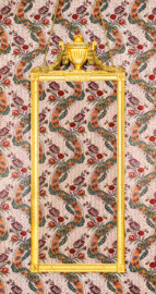 Schloss und Schlossgarten Schwetzingen - Schloss - Mittelbau - Von innen - 1. Obergeschoss - Appartment des Kurfürsten - Zweites Vorzimmer - Westwand, südlich der Tür - Blick auf den Spiegel (aus Weichholz, Mannheim, geschnitzt und vergoldet, um 1730 oder um 1780) (aufgenommen im Dezember 2025, am späten Nachmittag)