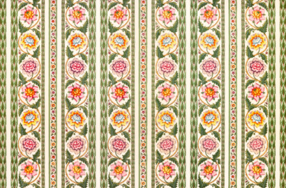 Schloss und Schlossgarten Schwetzingen - Schloss - Mittelbau - Von innen - 1. Obergeschoss - Appartment des Kurfürsten - Schlafzimmer - Nordwand - Blick auf einen Ausschnitt der Seidentapete (aufgenommen im Dezember 2025, am Nachmittag) Schloss und Schlossgarten Schwetzingen - Schloss - Mittelbau - Von innen - 1. Obergeschoss - Appartment des Kurfürsten - Schlafzimmer - Nordwand - Blick auf einen Ausschnitt der Seidentapete (aufgenommen im Dezember 2025, am Nachmittag)