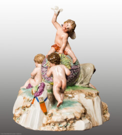 Schloss und Schlossgarten Schwetzingen - Schloss - Mittelbau - Von innen - 1. Obergeschoss - Appartment des Kurfürsten - Zweites Vorzimmer - Ostwand, Halbschrank - Porzellanplastik: "Amor als Weltbezwinger“, über Felsensockel auf mittiger Weltkugel sitzende Amorette, einen Vogel in die Luft haltend, flankiert von drei Putten (Frankenthaler Porzellan, Entwurf: Peter Melchior (1747-1825), Datierung: um 1783, Höhe ca. 17 cm) (aufgenommen im Dezember 2025, am späten Vormittag) Schloss und Schlossgarten Schwetzingen - Schloss - Mittelbau - Von innen - 1. Obergeschoss - Appartment des Kurfürsten - Zweites Vorzimmer - Ostwand, Halbschrank - Porzellanplastik: "Amor als Weltbezwinger“, über Felsensockel auf mittiger Weltkugel sitzende Amorette, einen Vogel in die Luft haltend, flankiert von drei Putten (Frankenthaler Porzellan, Entwurf: Peter Melchior (1747-1825), Datierung: um 1783, Höhe ca. 17 cm) (aufgenommen im Dezember 2025, am späten Vormittag)