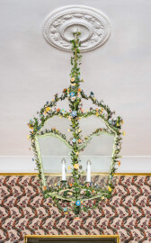 Schloss und Schlossgarten Schwetzingen - Schloss - Mittelbau - Von innen - 1. Obergeschoss - Appartment des Kurfürsten - Zweites Vorzimmer - Von Westen - Laterne (Schmiedeeisen mit Emailfarben, gefaßt; Nürnberg, um 1760/65; ursprünglich im Südlichen Zirkelbau aufgehängt) (aufgenommen im Dezember 2025, um die Mittagszeit) Schloss und Schlossgarten Schwetzingen - Schloss - Mittelbau - Von innen - 1. Obergeschoss - Appartment des Kurfürsten - Zweites Vorzimmer - Von Westen - Laterne (Schmiedeeisen mit Emailfarben, gefaßt; Nürnberg, um 1760/65; ursprünglich im Südlichen Zirkelbau aufgehängt) (aufgenommen im Dezember 2025, um die Mittagszeit)