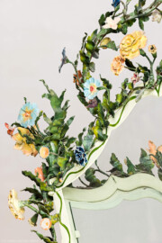 Schloss und Schlossgarten Schwetzingen - Schloss - Mittelbau - Von innen - 1. Obergeschoss - Appartment des Kurfürsten - Zweites Vorzimmer - Decke - Details der Laterne (Schmiedeeisen mit Emailfarben, gefaßt; Nürnberg, um 1760/65; ursprünglich im Südlichen Zirkelbau aufgehängt) (aufgenommen im Dezember 2025, am frühen Nachmittag)
