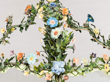 Schloss und Schlossgarten Schwetzingen - Schloss - Mittelbau - Von innen - 1. Obergeschoss - Appartment des Kurfürsten - Zweites Vorzimmer - Decke - Details der Laterne (Schmiedeeisen mit Emailfarben, gefaßt; Nürnberg, um 1760/65; ursprünglich im Südlichen Zirkelbau aufgehängt) (aufgenommen im Dezember 2025, am frühen Nachmittag) Schloss und Schlossgarten Schwetzingen - Schloss - Mittelbau - Von innen - 1. Obergeschoss - Appartment des Kurfürsten - Zweites Vorzimmer - Decke - Details der Laterne (Schmiedeeisen mit Emailfarben, gefaßt; Nürnberg, um 1760/65; ursprünglich im Südlichen Zirkelbau aufgehängt) (aufgenommen im Dezember 2025, am frühen Nachmittag)