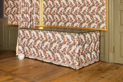 Schloss und Schlossgarten Schwetzingen - Schloss - Mittelbau - Von innen - 1. Obergeschoss - Appartment des Kurfürsten - Zweites Vorzimmer - Ostwand - Blick auf ein Tischbett (einfach und schnell umbaubar, Nutzung als Tisch oder Bett) (aufgenommen im Dezember 2025, am Nachmittag) Schloss und Schlossgarten Schwetzingen - Schloss - Mittelbau - Von innen - 1. Obergeschoss - Appartment des Kurfürsten - Zweites Vorzimmer - Ostwand - Blick auf ein Tischbett (einfach und schnell umbaubar, Nutzung als Tisch oder Bett) (aufgenommen im Dezember 2025, am Nachmittag)