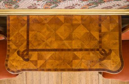 Schloss und Schlossgarten Schwetzingen - Schloss - Mittelbau - Von innen - 1. Obergeschoss - Appartment des Kurfürsten - Zweites Vorzimmer - Westwand - Blick von oben auf die Platte des Konsoltischs (aufgenommen im Dezember 2025, am Nachmittag) Schloss und Schlossgarten Schwetzingen - Schloss - Mittelbau - Von innen - 1. Obergeschoss - Appartment des Kurfürsten - Zweites Vorzimmer - Westwand - Blick von oben auf die Platte des Konsoltischs (aufgenommen im Dezember 2025, am Nachmittag)