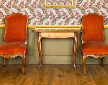 Schloss und Schlossgarten Schwetzingen - Schloss - Mittelbau - Von innen - 1. Obergeschoss - Appartment des Kurfürsten - Zweites Vorzimmer - Westwand - Blick auf einen Konsoltisch, daneben zwei Stühle (Nußbaum, geschnitzt, Straßburg, um 1750) (aufgenommen im Dezember 2025, am Nachmittag) Schloss und Schlossgarten Schwetzingen - Schloss - Mittelbau - Von innen - 1. Obergeschoss - Appartment des Kurfürsten - Zweites Vorzimmer - Westwand - Blick auf einen Konsoltisch, daneben zwei Stühle (Nußbaum, geschnitzt, Straßburg, um 1750) (aufgenommen im Dezember 2025, am Nachmittag)