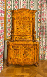Schloss und Schlossgarten Schwetzingen - Schloss - Mittelbau - Von innen - 1. Obergeschoss - Appartment des Kurfürsten - Schlafzimmer - Ostwand - Blick auf einen Schreibschrank mit aufwendigen Intarsienarbeiten (Kunstschreiner: Johann Georg Wahl (1702-1773)) (aufgenommen im Januar 2026, am späten Vormittag)